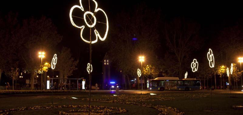 Original iluminación navideña en la Plaza de la Independencia